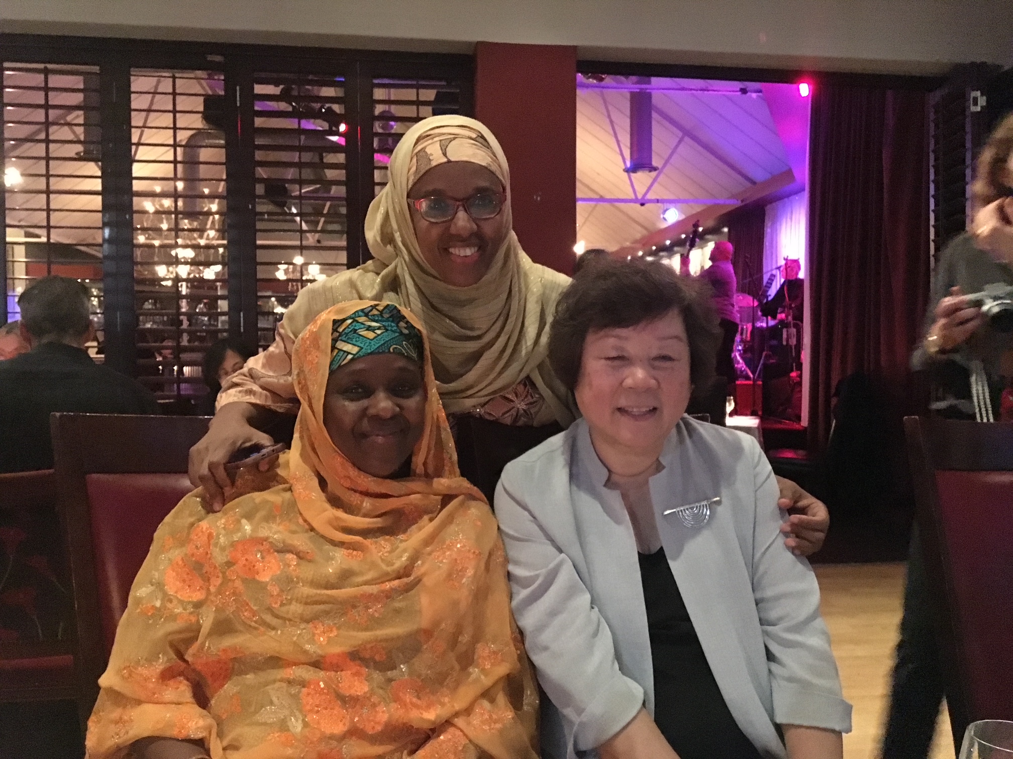 Trois femmes posant pour une photo
