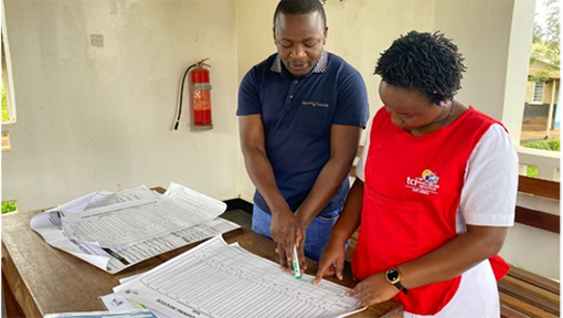 EA-Coaching Two health care workers in a coaching scenario