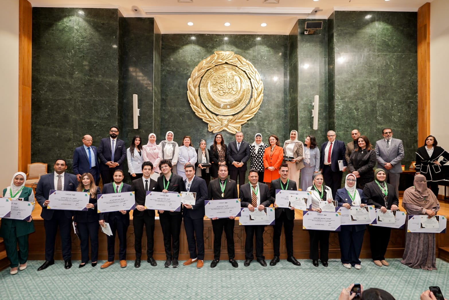 Photo de groupe des lauréats lors d'une cérémonie officielle