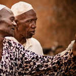 hombres-conversando-150×150
